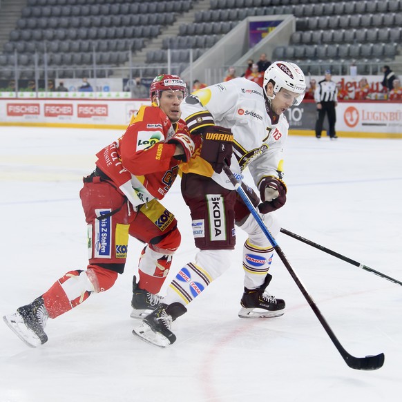 Biels Damien Brunner, links, und Servettes Henrik Toemmernes, rechts, kaempfen um den Puck, beim Eishockey Meisterschaftsspiel der National League zwischen dem EHC Biel und den Geneve-Servette HC, am  ...