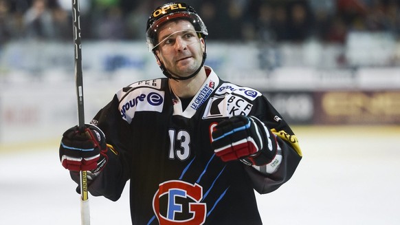 Le joueur fribourgeois Benjamin Pluess, remercie les supporters lors du match du championnat suisse de hockey sur glace de National League A, entre le HC Fribourg-Gotteron et les ZSC Lions ce samedi 1 ...