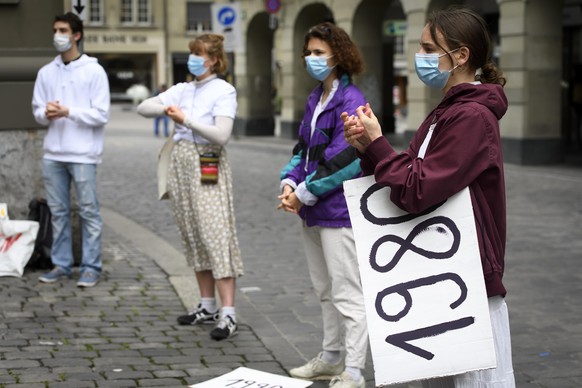 Personen desinfizieren ihre Haende waehrend eines Klimastreiks, am Freitag, 15. Mai 2020, in Bern. (KEYSTONE/Anthony Anex)