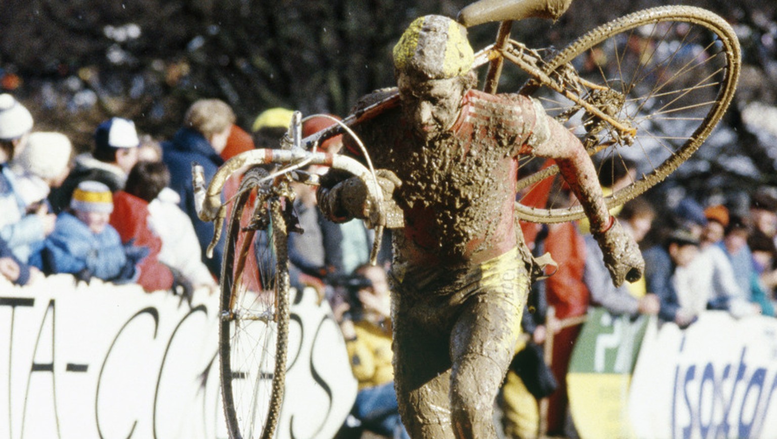 Radrennfahrer Beat Breu sichtlich gezeichnet auf dem Weg zum dritten Platz an der Radquer-WM in Haegendorf, aufgenommen am 31. Januar 1988. (KEYSTONE/Michael Kupferschmidt)