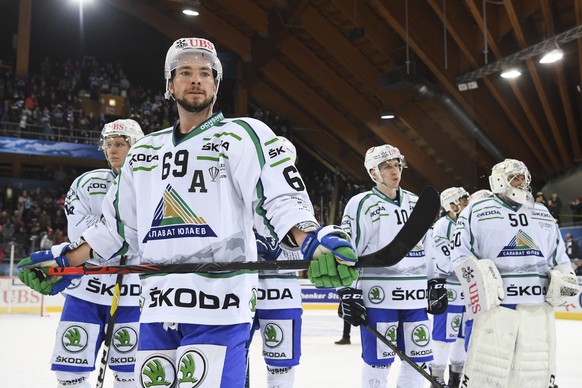 epa08090994 Ufa&#039;s Alexander Burmistrov and Team look on in defeat after the game between HC Ambri-Piotta and Salavat Yulaev Ufa, at the 93th Spengler Cup ice hockey tournament in Davos, Switzerla ...