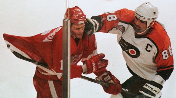 Eishockey-Legende: Philadelphias Eric Lindros (rechts) mischt Detroits Wladimir Konstantinow auf.