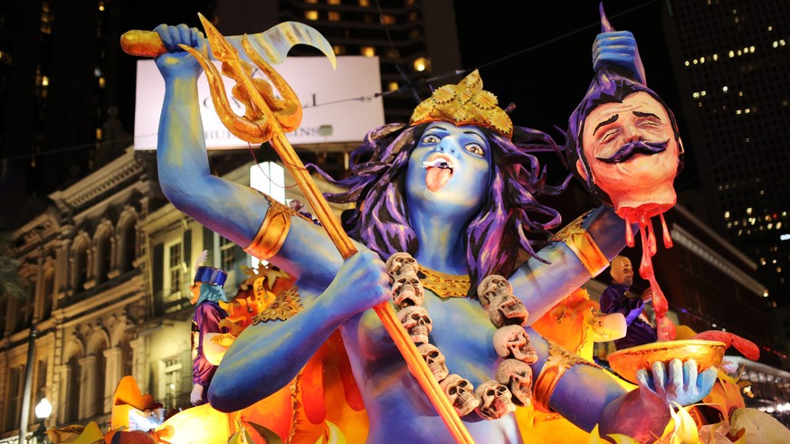 Entweder Ambri-Goalie Zurkirchen oder die Hindu-Göttin Kali, dargestellt an einem Umzug in New Orleans.