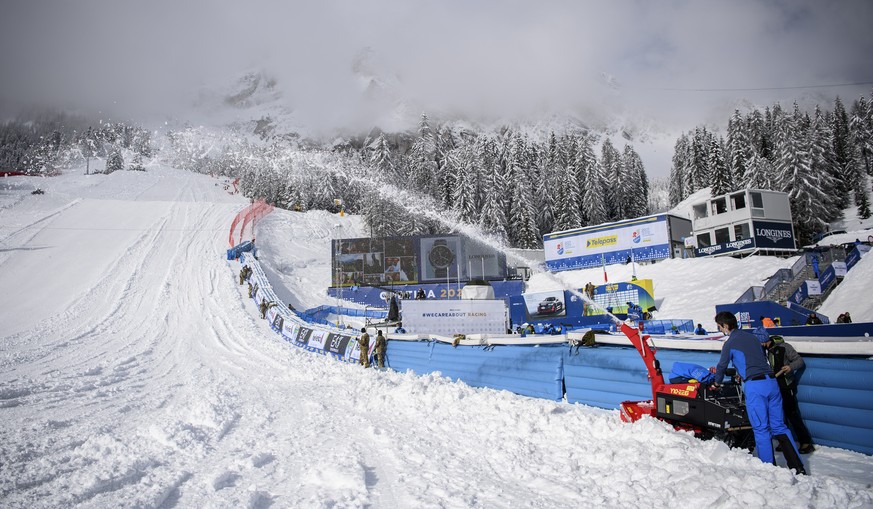 epa08996308 Workers remove fresh snow in the finish area of the Alpine Skiing World Championships in Cortina d&#039;Ampezzo, Italy, 08 February 2021. Due to heavy snowfall the Women&#039;s Alpine Comb ...