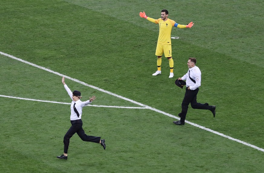 epa06891850 Tow pitch invaders enter the pitch next to France goalkeeper Hugo Lloris during the FIFA World Cup 2018 final between France and Croatia in Moscow, Russia, 15 July 2018.

(RESTRICTIONS A ...