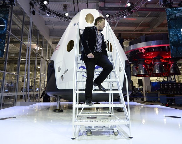 HAWTHORNE-CA-MAY 29: SpaceX CEO Elon Musk unveils the company&#039;s new manned spacecraft, The Dragon V2, designed to carry astronauts into space during a news conference on May 29, 2014, in Hawthorn ...