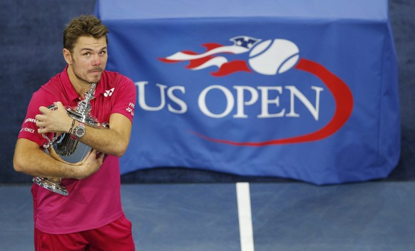 epaselect epa05535808 Stan Wawrinka of Switzerland celebrates with the championship trophy after defeating Novak Djokovic of Serbia during the men&#039;s final on the final day of the US Open Tennis C ...