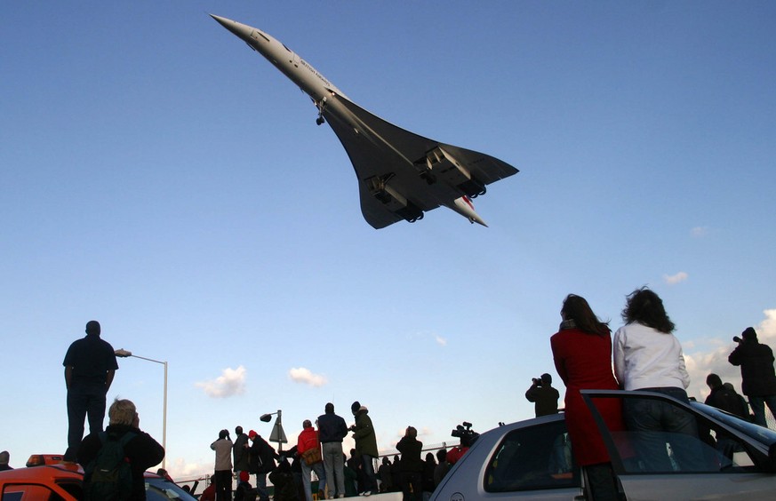 JAHRESRUECKBLICK 2003 - WIRTSCHAFT - ABSCHIED VON DER CONCORDE: A crowd gather to watch the 2nd of the three British Airways Concorde aeroplanes make their approach for landing at London&#039;s Heathr ...