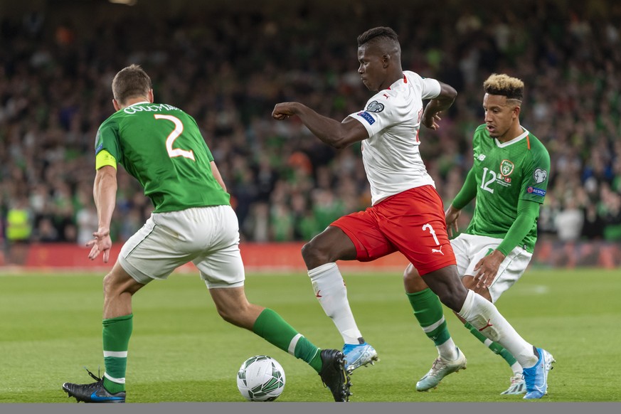 Ireland&#039;s Seamus Coleman, left, and IJack Byrne right, fight for the ball against Switzerland&#039;s Breel Embolo, center, during the UEFA Euro 2020 qualifying Group D soccer match between the Re ...