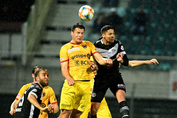 Lugano&#039;s player Bálint Vécsei, right, fight for the ball with Xamax&#039;s player Mike Gomes, left, during the Super League soccer match FC Lugano against FCS Neuchatel Xamax, at the Cornaredo st ...