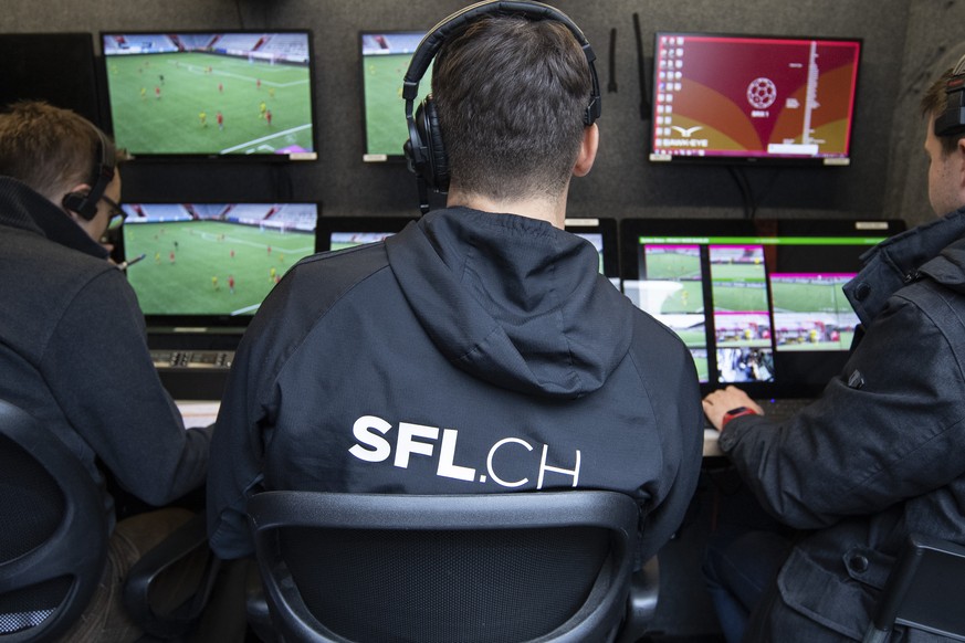 Video Assistenten beobachten ein Fussballspiel ueber Bildschirme in einem Uebertragungswagen bei der Vorbereitung der Einfuehrung des Video Assistant Referees (VAR) der Swiss Football League, am Sonnt ...