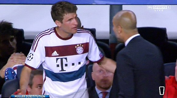 Was da wohl für Worte gefallen sind? Müller diskutiert mit Guardiola über seine Auswechslung.