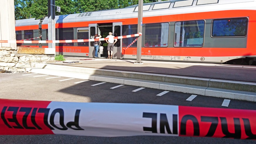Am Samstag (13.08.2016), um etwa 14:20 Uhr, ist es auf der Zugstrecke zwischen Buchs und Sennwald, kurz vor dem Bahnhof Salez zu einem Zwischenfall gekommen. Gemäss jetzigen Informationen hat ein 27-j ...