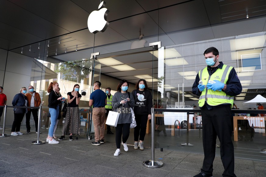 Eingang zu einem australischen Apple-Store. Der iPhone-Konzern hat sich mit dem grossen Rivalen zusammengetan, um Länder bei der Covid-19-Bekämpfung zu unterstützen.