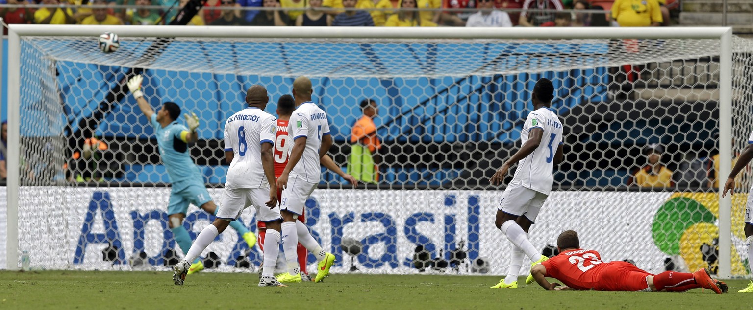 A shot from Switzerland&#039;s Xherdan Shaqiri, right, goes into the net for the opening goal during the group E World Cup soccer match between Honduras and Switzerland at the Arena da Amazonia in Man ...
