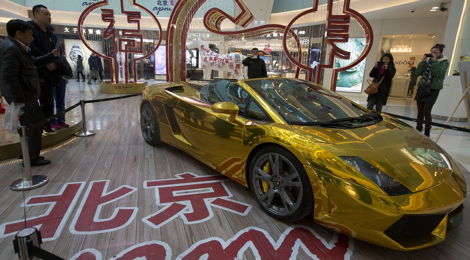 Goldener Lamborghini in Peking.