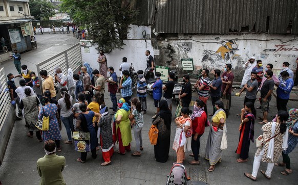 epa08323182 People queue to buy groceries at a D-mart mall in Mira Road, India, 26 March 2020. Maharashtra state has been put under lock down till 31 March in an effort to contain the spread of COVID- ...