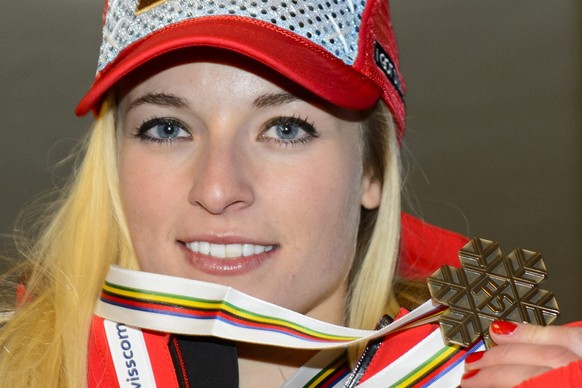 epa04606909 Lara Gut of Switzerland, bronze medal, smiles for photographer after the women&#039;s downhill medal ceremony at the 2015 Alpine World Skiing Championships in Vail / Beaver Creek, Colorado ...
