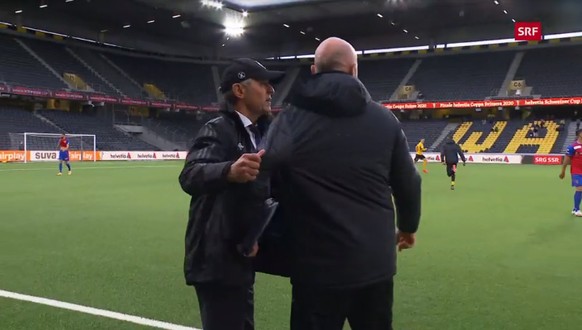 FCB-Trainer Koller muss Assistent Bernegger nach dem Schlusspfiff zurückhalten