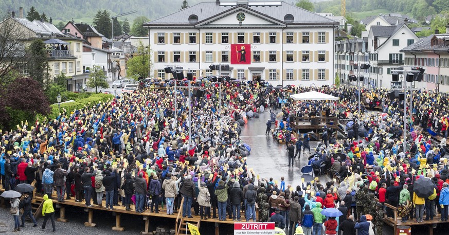 Glarnerinnen und Glarner stimmen ab an der Landsgemeinde, am Sonntag, 3. Mai 2015 in Glarus.(KEYSTONE/Samuel Truempy)