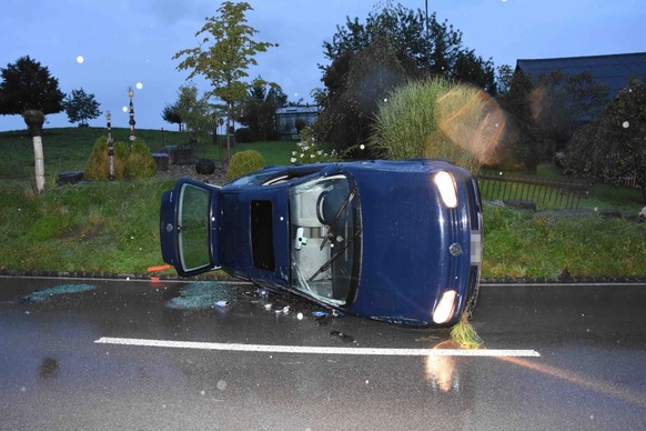 Auto überschlägt sich bei Waldkirch - Lenker leicht verletzt