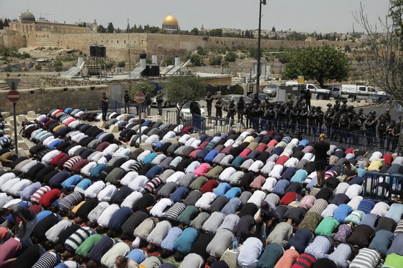 Palestinians pray outside Jerusalem&#039;s Old City, Friday, July 21, 2017. Israel police severely restricted Muslim access to a contested shrine in Jerusalem&#039;s Old City on Friday to prevent prot ...