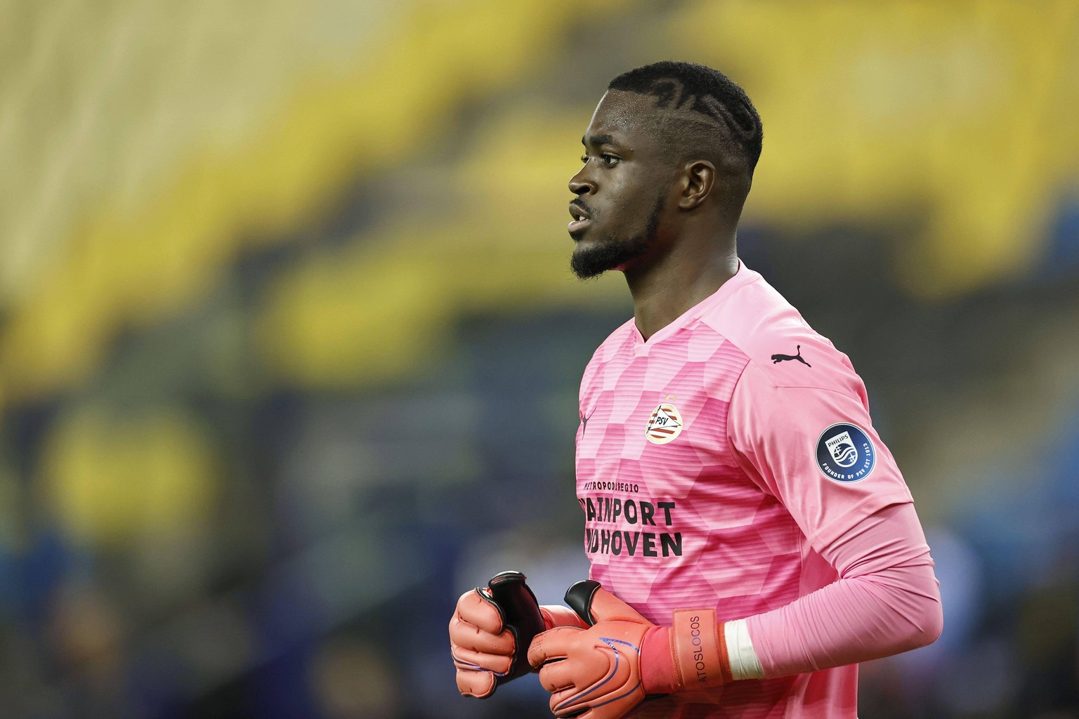 ARNHEM - PSV Eindhoven goalkeeper Yvon Mvogo during the Dutch Eredivisie match between Vitesse Arnhem and PSV at the Gelredome on October 25, 2020 in Arnhem, The Netherlands. ANP MAURICE VAN STEEN Dut ...