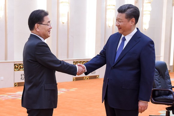 epa06597782 Chinese President Xi Jinping (R) meets with Republic of Korea&#039;s National Security Advisor Chung Eui-Yong (L) and South Korean Ambassador to China Noh Young-min (not pictured) at the G ...