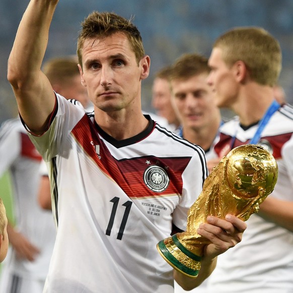epa05612556 (FILES) A file picture dated 13 July 2014 of Germany&#039;s Miroslav Klose celebrating with the World Cup trophy after the FIFA World Cup 2014 final between Germany and Argentina at the Es ...