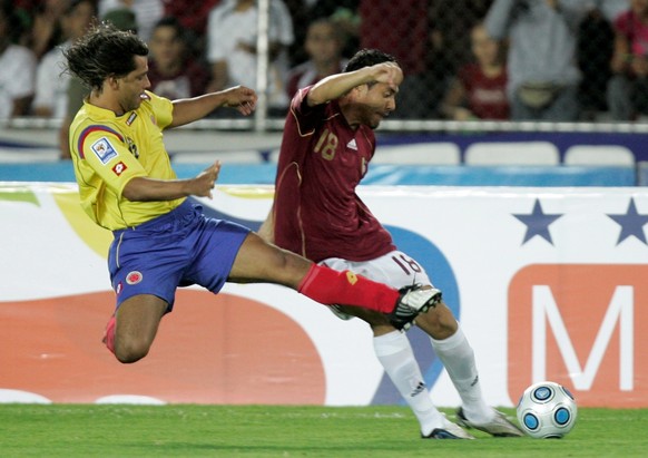 Venezuela&#039;s Juan Arango, right, fights for the ball with Colombia&#039;s Gerardo Bedoya during a World Cup 2010 qualifying soccer match in Puerto Ordaz, Venezuela, Tuesday, March 31, 2009.(AP Pho ...
