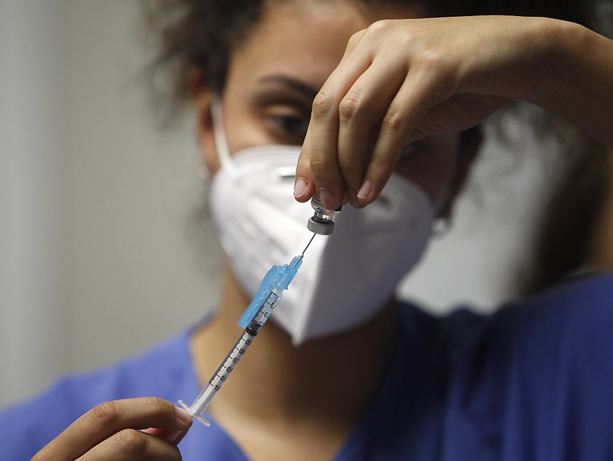 Eine Krankenschwester bereitet eine Impfung von Pfizer-BioNtech gegen Covid-19 vor. Foto: Isaac Buj/EUROPA PRESS/dpa