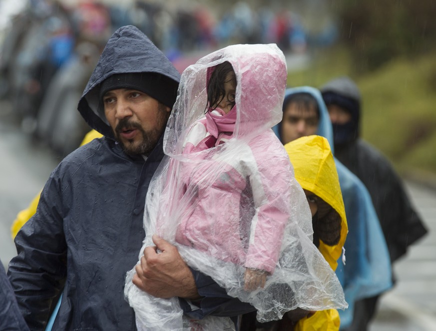 Fluechtlinge auf dem Weg in das Sammelzentrum an der Slowenisch-Oesterreichischen Grenze im Gebiet von Spielfeld am Samstag, 21. November 2015. Regenwetter und sinkende Temperaturen stellen auch die E ...