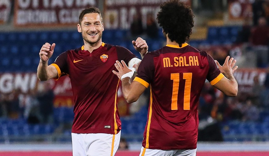 Francesco Totti und Mohamed Salah freuen sich über das 1:1.