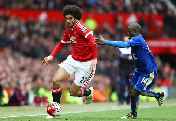 epa05285901 Mancester United&#039;s Marouane Fellaini (L) in action against Leicester City&#039;s Ngolo Kante (R) during the English Premier League soccer match between Manchester United and Leicester ...