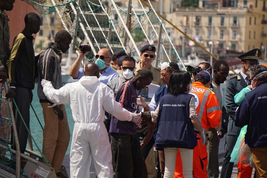 Migranten im Hafen von Salerno.&nbsp;