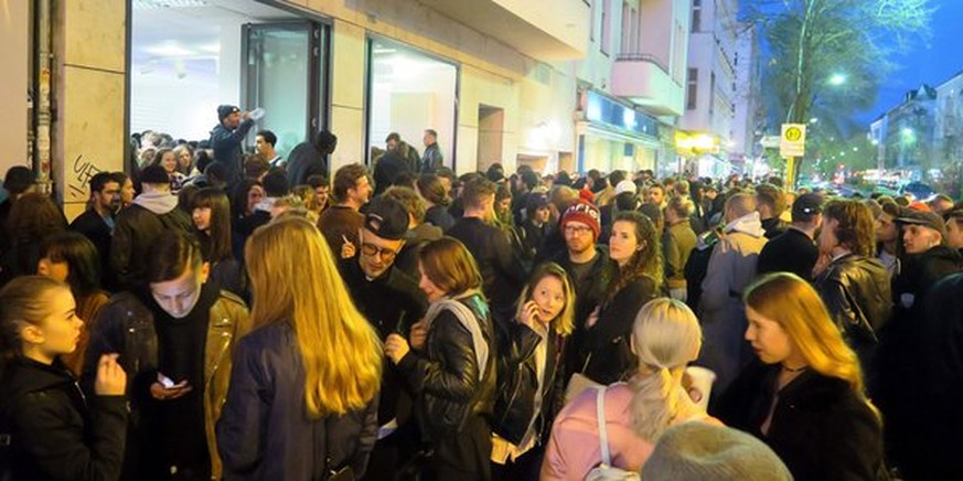 Hunderte Berliner versuchten am Samstagabend in einen neuen veganen Imbiss zu gelangen.