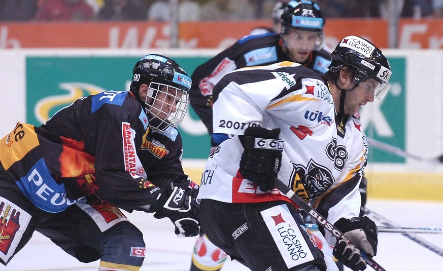 Lugano&#039;s Romy Kevin, Mitte, im Kampf gegen die Berner Patrik Stefan, hinten, und Roman Josi, links, im Eishockeyspiel der National League zwischen dem SC Bern und dem HC Lugano, am Freitag, 21. S ...