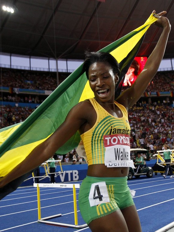 epa01831011 Melaine Walker of Jamaica celebrates after winning the 400m Hurdles final at the 12th IAAF World Championships in Athletics, Berlin, Germany, 20 August 2009. EPA/ROBERT GHEMENT