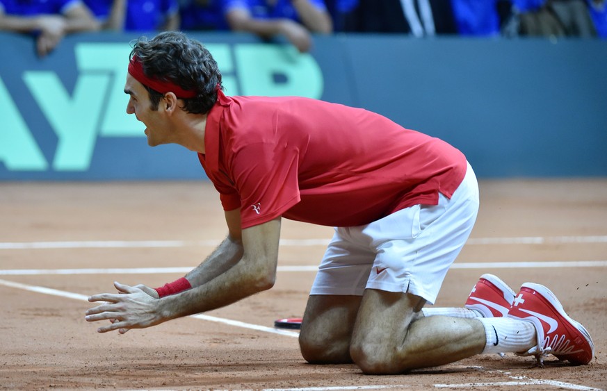 Von Emotionen übermannt: Federer fällt nach seinem Sieg gegen Gasquet auf die Knie.