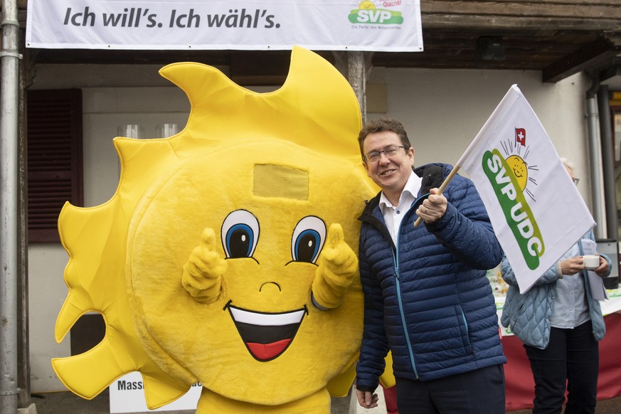 Albert Roesti, Parteipraesident SVP, posiert zusammen mit dem SVP-Suenneli, beim Wahlkampfauftakt der SVP, am Freitag, 1. Maerz 2019 in Aarwangen. (KEYSTONE/Peter Klaunzer)