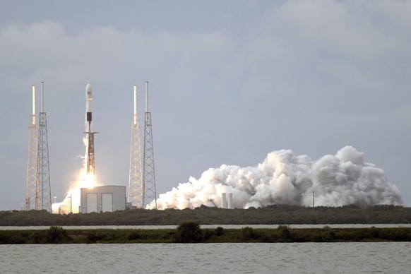 A Falcon 9 SpaceX rocket with the Israeli-owned Amos 17 commercial communications satellite lifts off from space launch complex 40 at the Cape Canaveral Air Force Station in Cape Canaveral, Fla., Tues ...