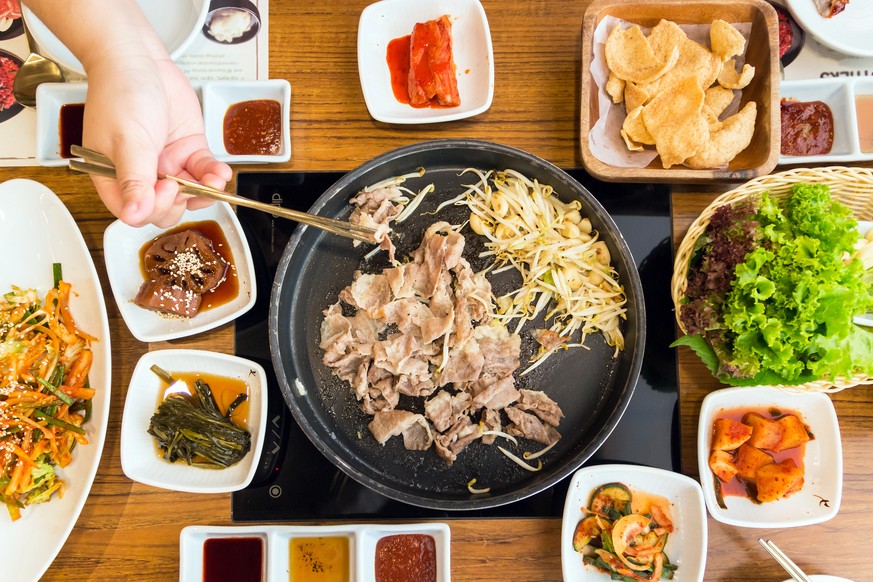 korea food essen znacht tisch stäbchen chopsticks asien