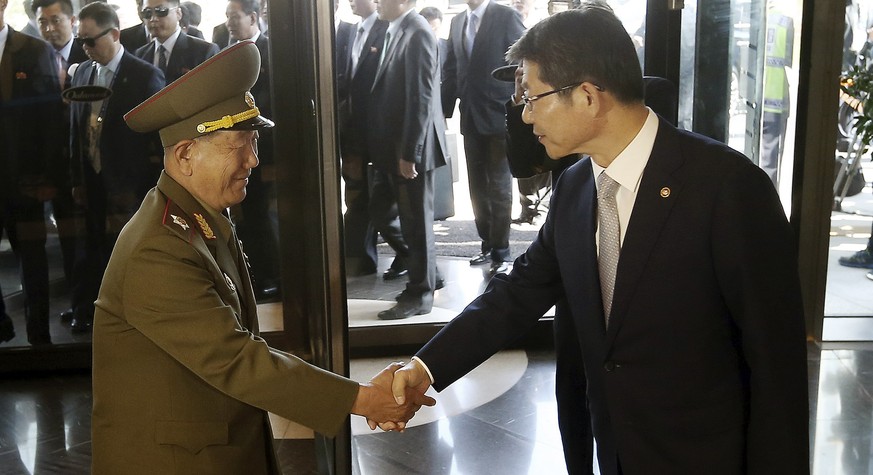 Inoffizielle Nummer zwei hinter Machthaber Kim Jong-un, Hwang Pyong (links), zusammen mit Südkoreas Vereinigungsminister Ryoo Kihl Jae.