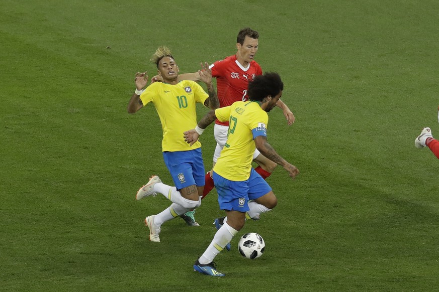 Switzerland&#039;s Stephan Lichtsteiner, center, stops Brazil&#039;s Neymar, left, as Brazil&#039;s Marcelo takes the ball during the group E match between Brazil and Switzerland at the 2018 soccer Wo ...