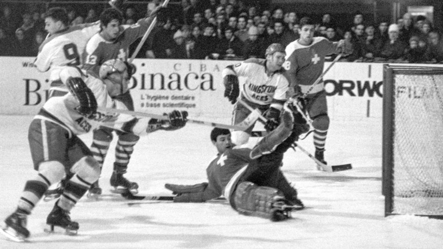 Der Schweizer Goalie Gerald Rigolet lenkt beim Turnier um den Spengler Cup in Davos beim Spiel der Schweiz gegen die Kingston Aces neben das Tor, aufgenommen am 28. Dezember 1967. Die Schweiz, dunkles ...