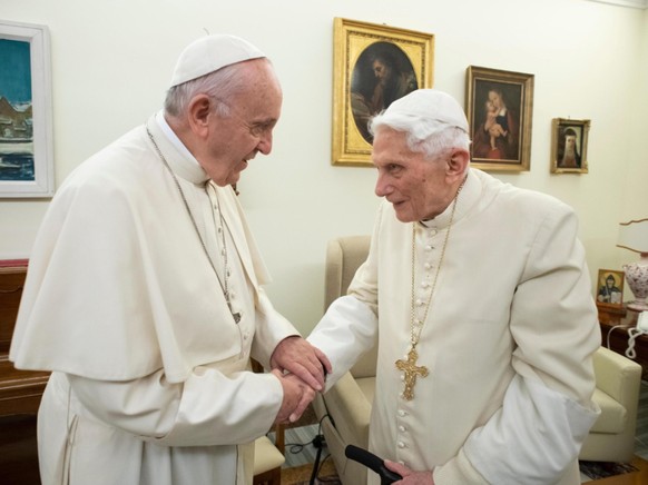 Der zurückgetretene Papst Benedikt XVI. (rechts) erteilt in einem Buch gewisse Ratschläge zum Zölibat an seinen Nachfolger Papst Franziskus (links). (Archvibild)