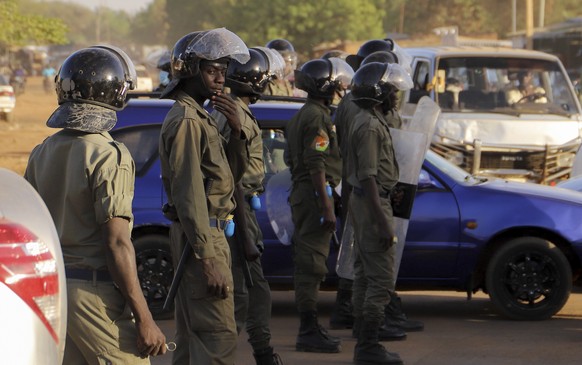 epa09032761 Police seal off a road during clashes with Niger&#039;s opposition supporters protesting against presidential run-off results in Niamey, Niger, 23 February 2021. According to provisional r ...