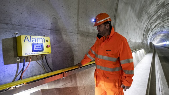 Christian Ginsig, SBB, anlaesslich der Baustellenbegehung Boezbergtunnel am Montag, 1. April 2019, in Schinznach Dorf. Die SBB realisiert einen 4-Meter-Korridor auf der Gotthard-Achse bis Ende 2020. ( ...