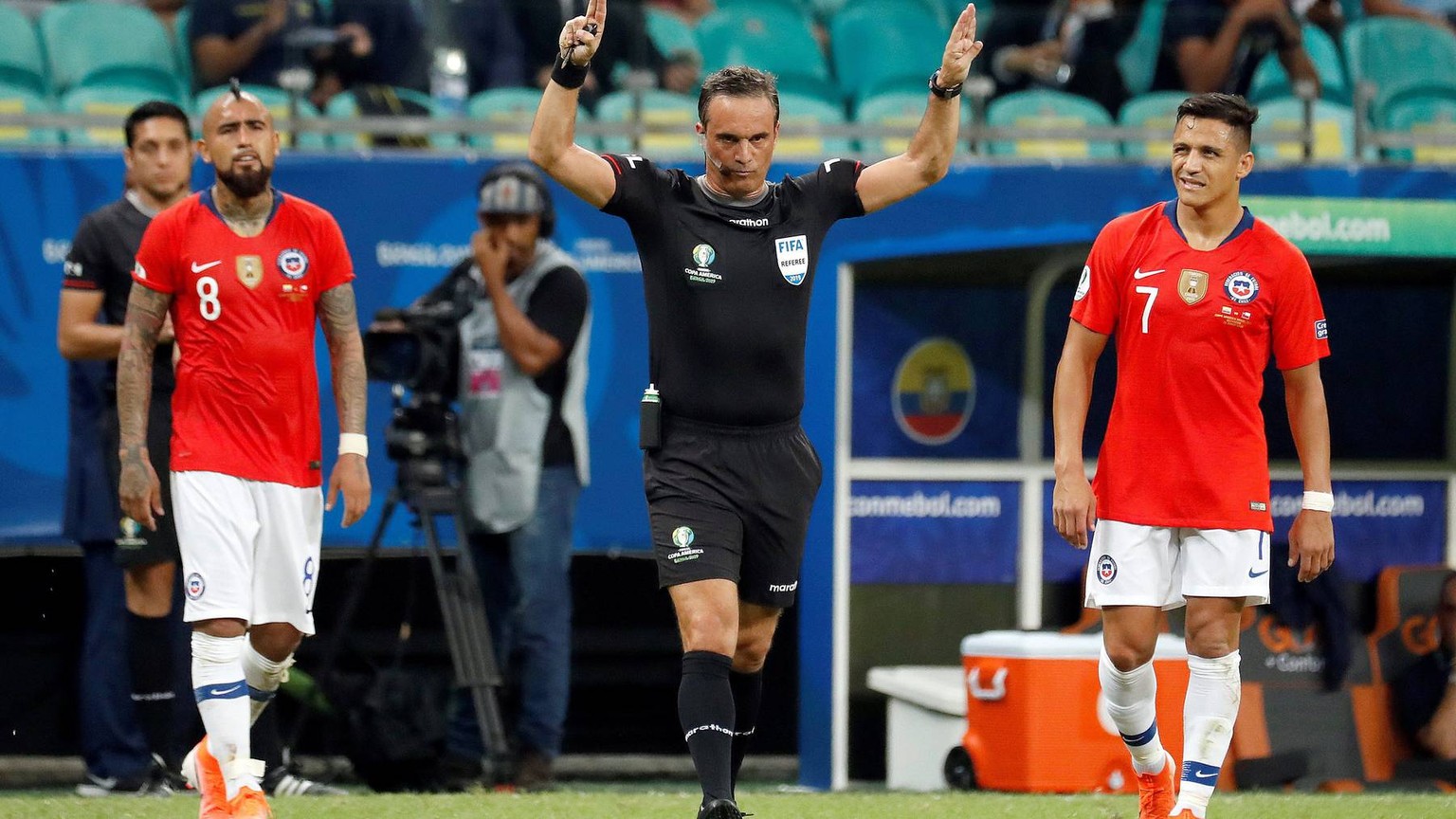 Das Unbehagen, wenn der Schiedsrichter ein Rechteck in den Himmel zeichnet, man sieht es in den Gesichtern von Arturo Vidal (links) und Alexis Sanchez (rechts).