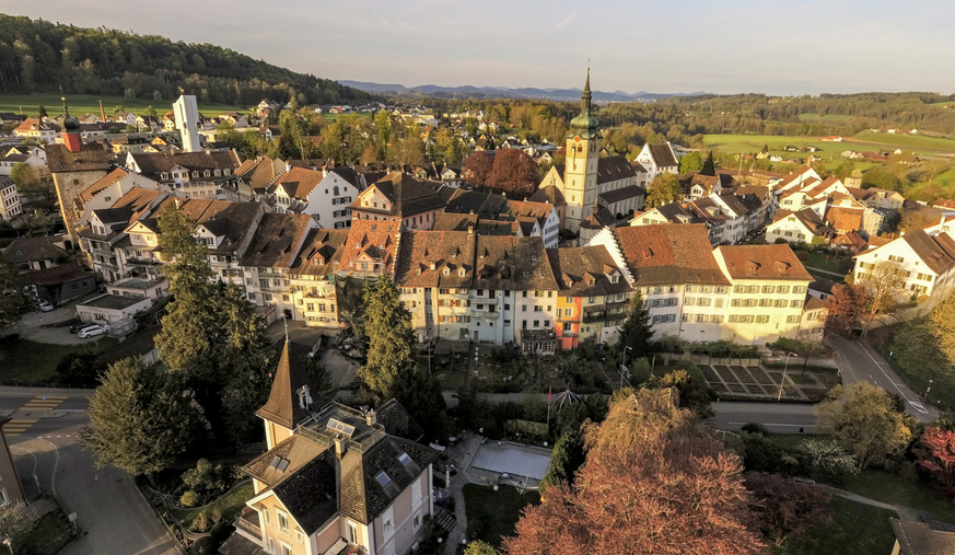 Schon von aussen ahnt man, dass es hier sehr schön sein muss, im Städtli herumschlendern ist noch viel besser. Bild: Blick auf das Altstädtli Bischofszells mit dem Stadttor links (roter Turm), der kat ...